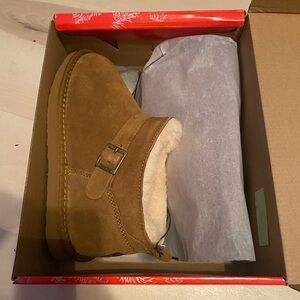 Girls size 3 Pawz by Bearpaw. Never worn